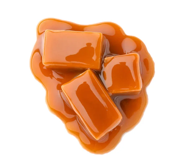 Smaczne cukierki karmelowe na białym tle — Zdjęcie stockowe