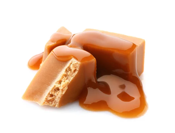 Beyaz arkaplanda lezzetli karamel şekerleri — Stok fotoğraf