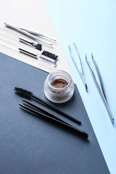 Jeu d'outils pour la correction des sourcils sur fond de couleur — Photo