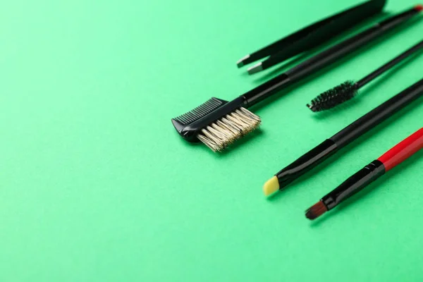 Conjunto de ferramentas para correção de sobrancelhas no fundo de cor — Fotografia de Stock