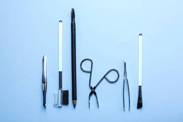 Werkzeuge für Augenbrauenkorrektur auf farbigem Hintergrund — Stockfoto