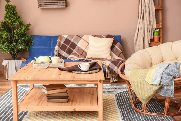 Interior de la sala de estar con elegante sofá azul y mesa de madera —  Fotos de Stock