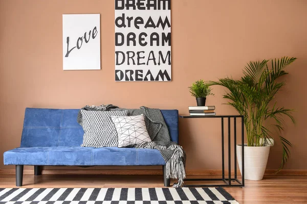 Mavi şık kanepe oturma odası iç — Stok fotoğraf
