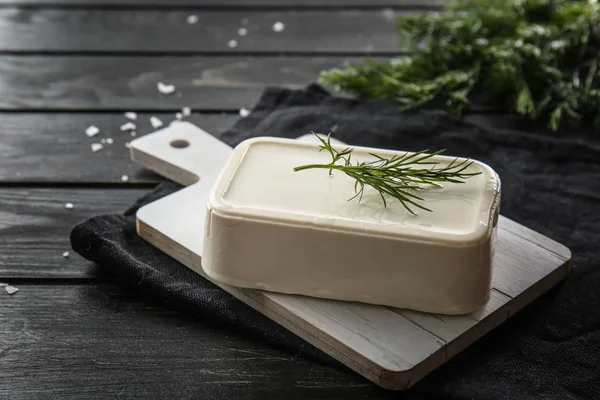 Ahşap masada lezzetli beyaz peyniri — Stok fotoğraf