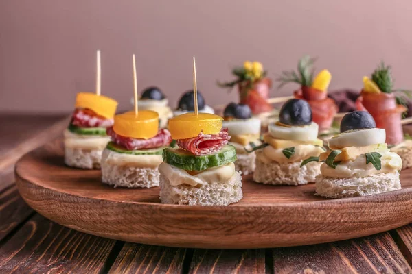 Plate with tasty canapes on table, closeup — Stock Photo, Image