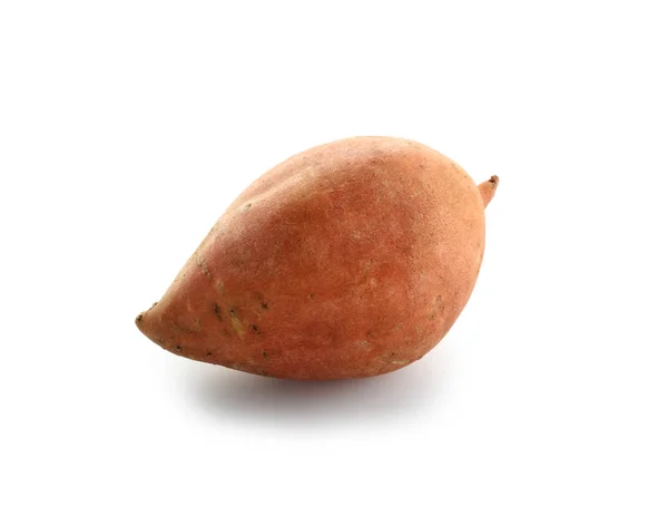 白い背景の上生のサツマイモ — ストック写真