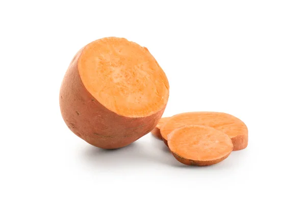 Corte cru batata doce no fundo branco — Fotografia de Stock