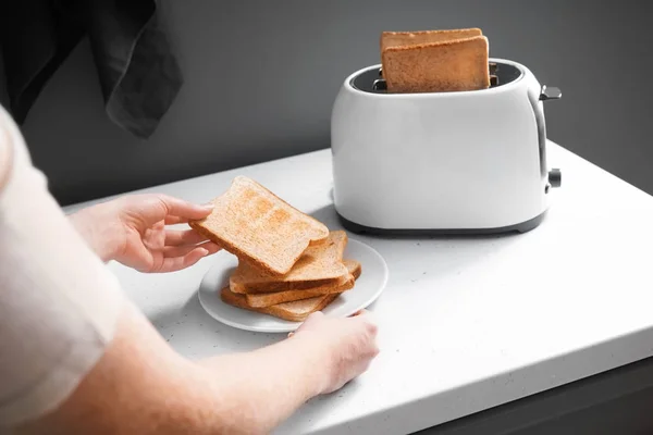 Mulher colocando saboroso pão torrado no prato — Fotografia de Stock