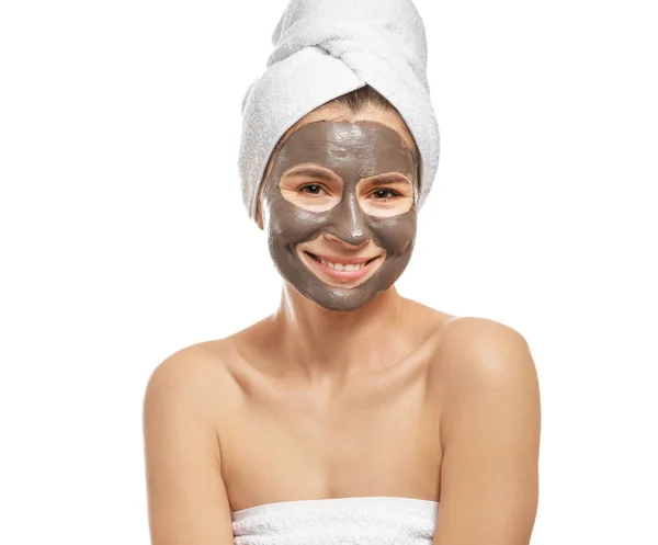 Mulher com máscara facial no fundo branco — Fotografia de Stock