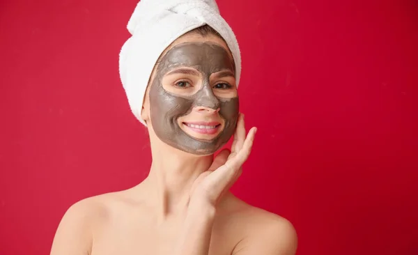 Woman with facial mask on color background — Stock Photo, Image
