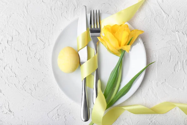 Prachtige Pasen tafel instelling op witte achtergrond — Stockfoto