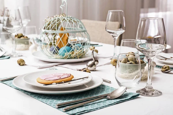 Tisch für Osterfeier gedeckt — Stockfoto