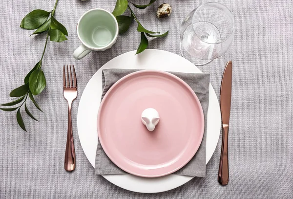 Hermosa mesa de Pascua sobre fondo gris — Foto de Stock