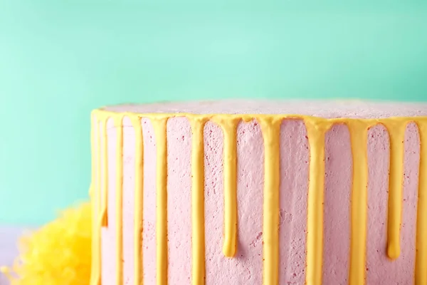 Leckerer Kuchen auf farbigem Hintergrund — Stockfoto