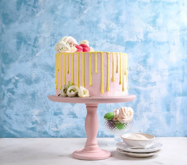 Beyaz masada lezzetli kek — Stok fotoğraf