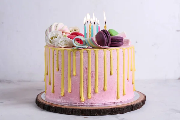 Chutný dort s hořící svíčkami na lehčím stole — Stock fotografie