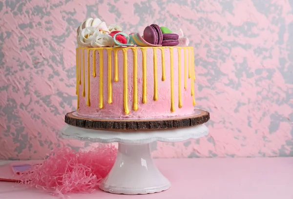 Renk arka planda lezzetli kek — Stok fotoğraf