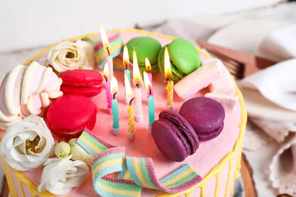 Chutný dort s hořící svíčkami, zaostřená — Stock fotografie