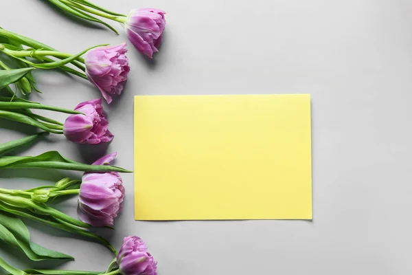 Üres kártya Tulipánokkal, szürke háttérrel — Stock Fotó
