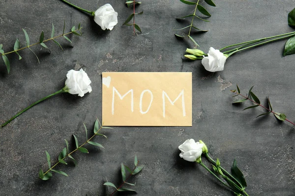 Tarjeta de felicitación para el Día de la Madre sobre fondo oscuro —  Fotos de Stock