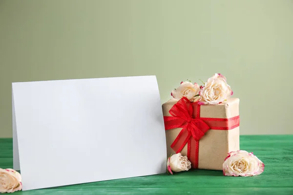 Empty card with gift box on table — Stock Photo, Image