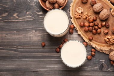 Ahşap masada lezzetli somun sütü