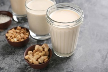 Gri masada lezzetli vegan süt çeşitleri