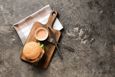 Grunge arka planda sos ile lezzetli burger