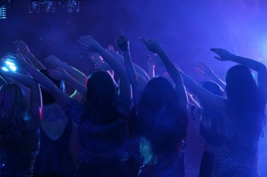 Gece kulübünde dans eden güzel genç kadınlar.