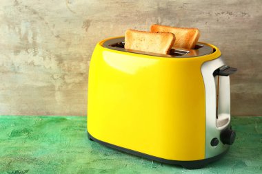 Tost makinesiyle masada ekmek dilimleri