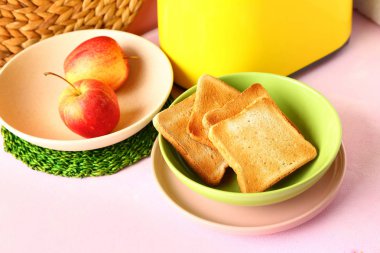 Masada lezzetli kızarmış ekmek ile kompozisyon