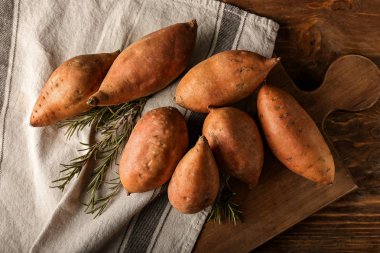 Tablo üzerinde ham tatlı patates