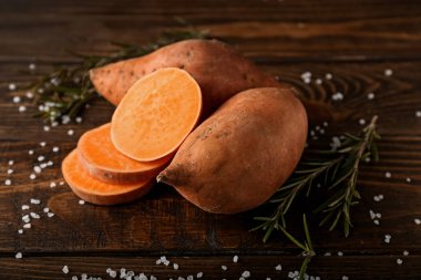 Ahşap masa üzerinde ham tatlı patates