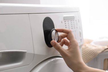 Çamaşır makinesi, closeup geçiş kadın