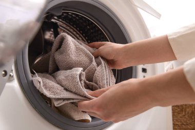 Çamaşır yıkayan kadın, yakın çekim.