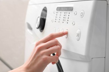 Çamaşır makinesi, closeup geçiş kadın