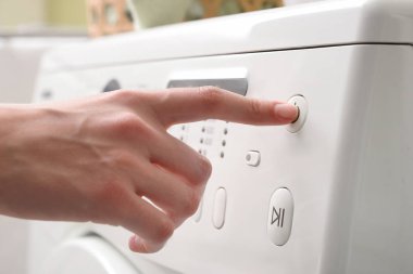 Çamaşır makinesi, closeup geçiş kadın