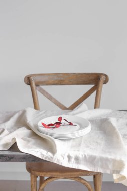 Açık arka planda masaya temiz plakalar yığını