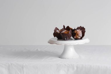 Hafif arka plana karşı masada lezzetli kekler ile tatlı standı