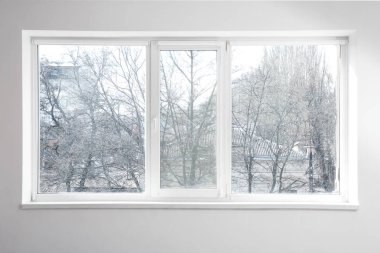 Büyük modern metal-plastik pencere