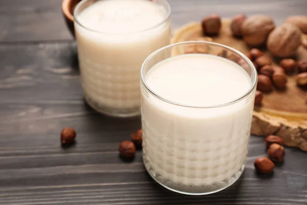 Välsmakande nöt mjölk på trä bord — Stockfoto