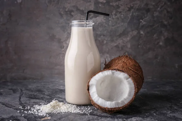 Smakelijke kokosmelk op grijze tafel — Stockfoto