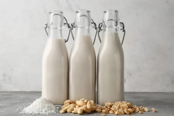 Assortimento di gustoso latte vegano sulla tavola grigia — Foto Stock
