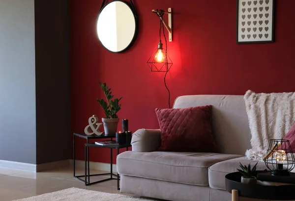 Stijlvol interieur van kamer met zachte sofa en nieuwe lamp — Stockfoto