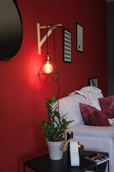 Stilvolles Interieur des Zimmers mit neuer Lampe an der Wand — Stockfoto