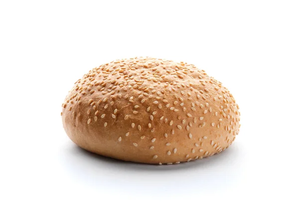 Sabroso bollo de hamburguesa sobre fondo blanco — Foto de Stock