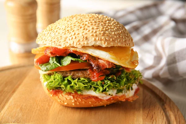 Smaczne burger na desce, zbliżenie — Zdjęcie stockowe