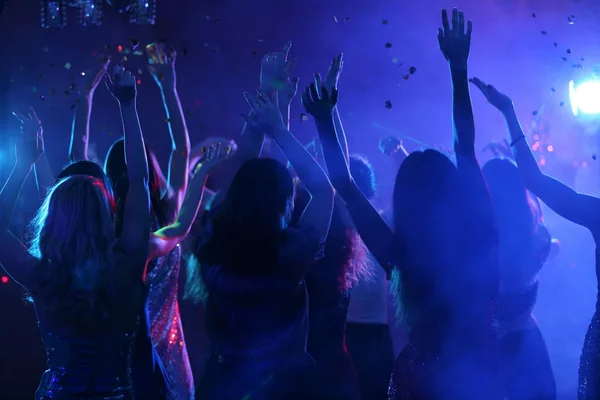 Mooie jonge vrouwen dansen in nachtclub — Stockfoto