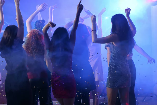 Belas mulheres jovens dançando no clube noturno — Fotografia de Stock
