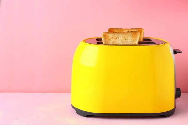 Тост з шматочками хліба на кольоровому фоні — стокове фото